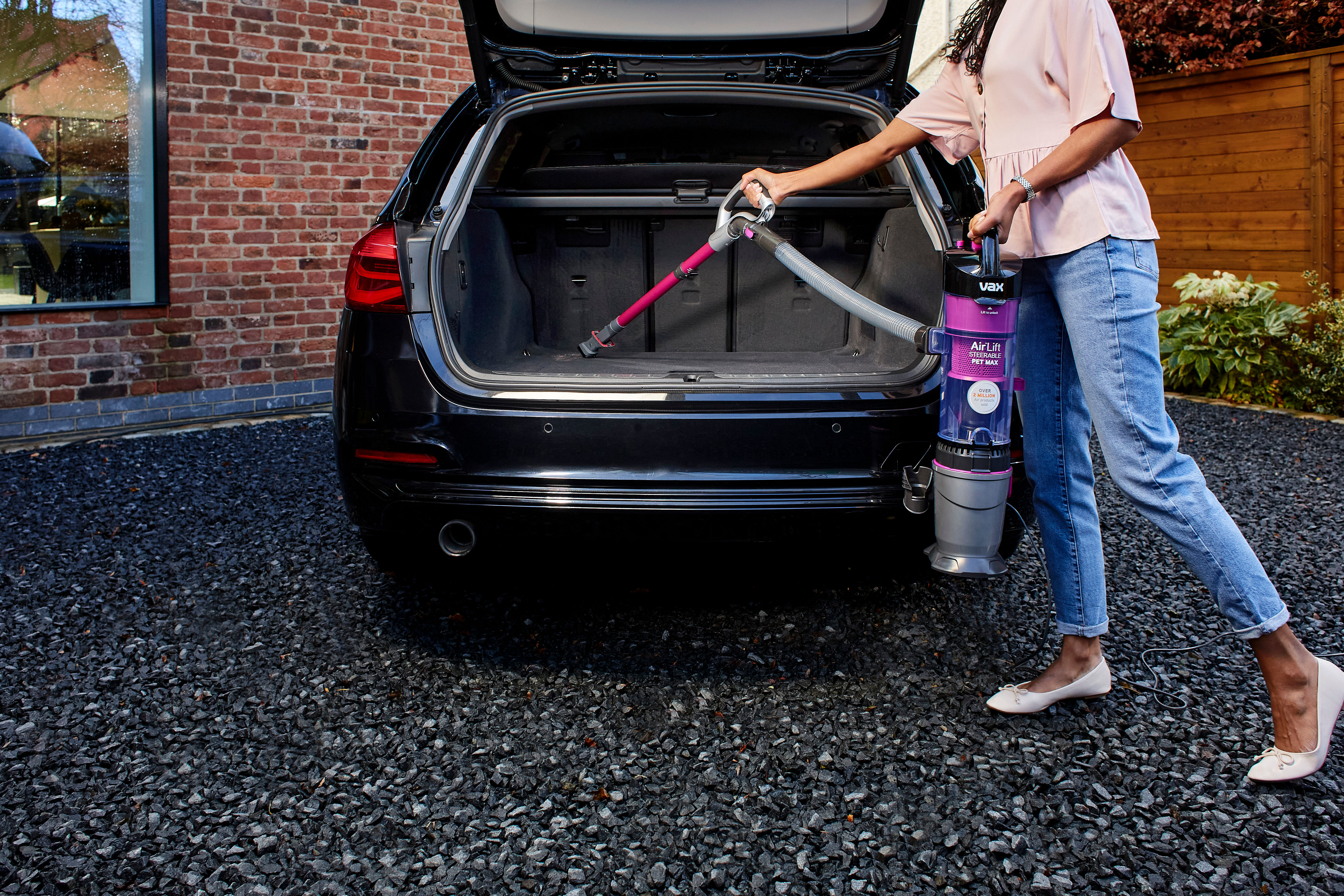 AA - HomePro Web Updates/AAA - New PDP Gallery Content/Corded Vacuums/Air Lift Steerable Pet Max/VAX_Air_Lift_Steerable_Pet_Max_-_Lift_Out_Cleaning_Car