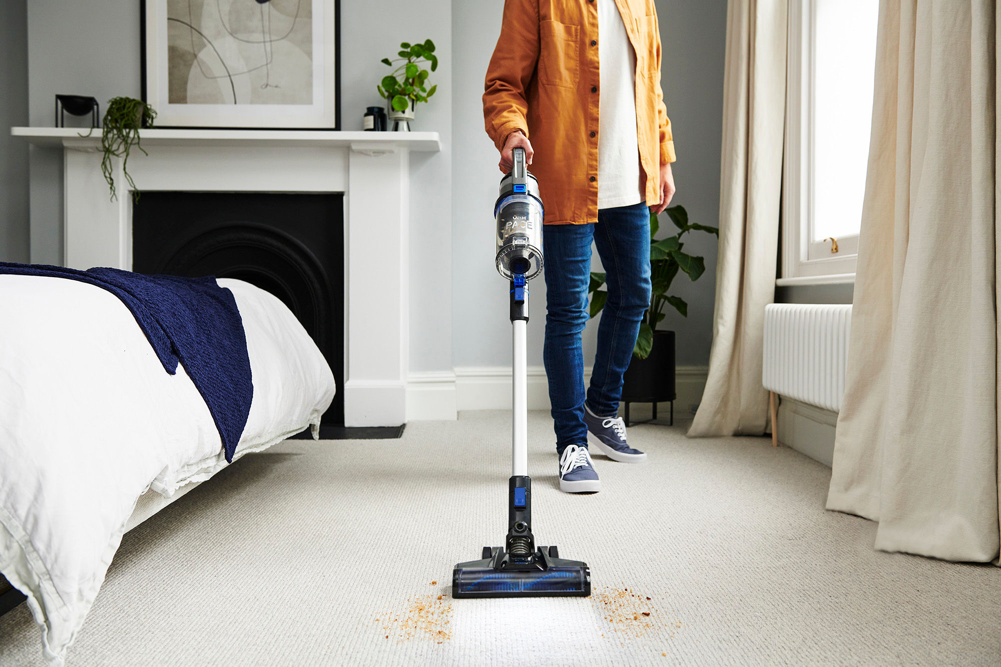 AA - HomePro Web Updates/AAA - New PDP Gallery Content/Cordless Vacuum Cleaners/Pace/VAX_ONEPWR_Pace_-_In_Use_Front_On
