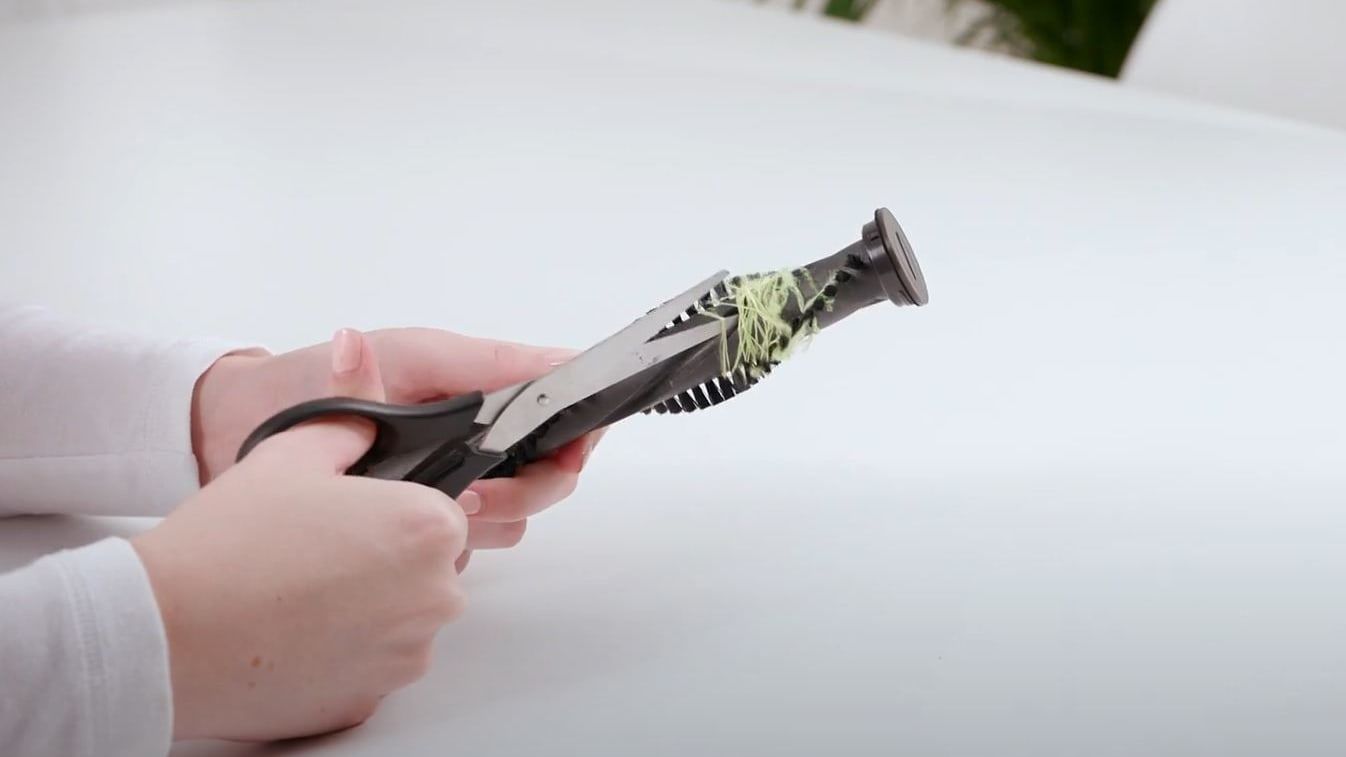 Cut hair from brushbar