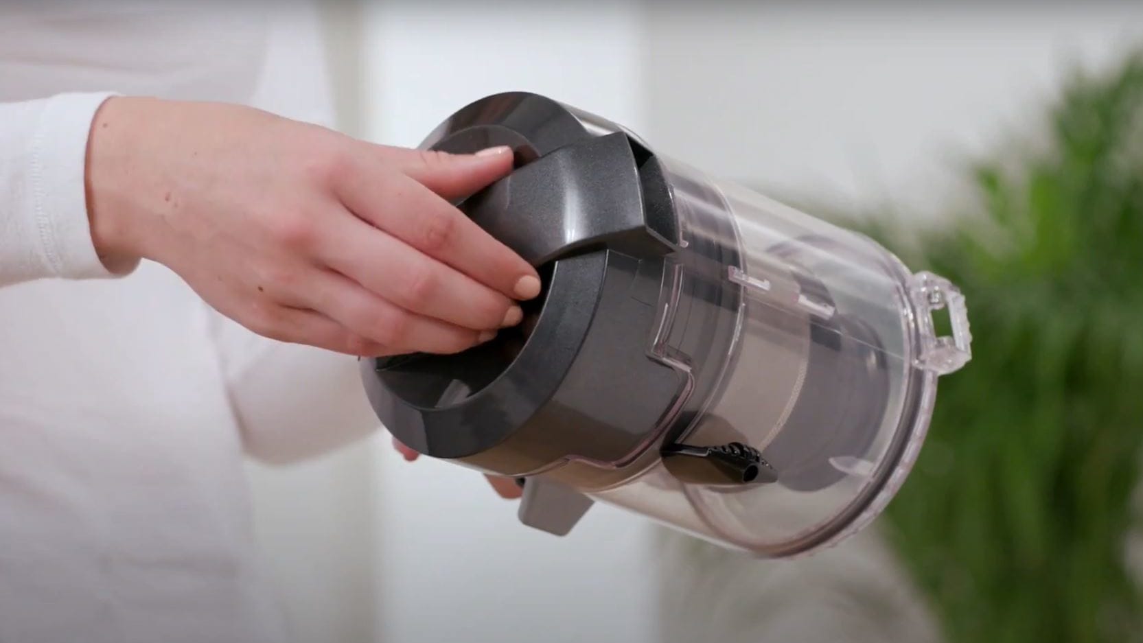 Opening the dirt container