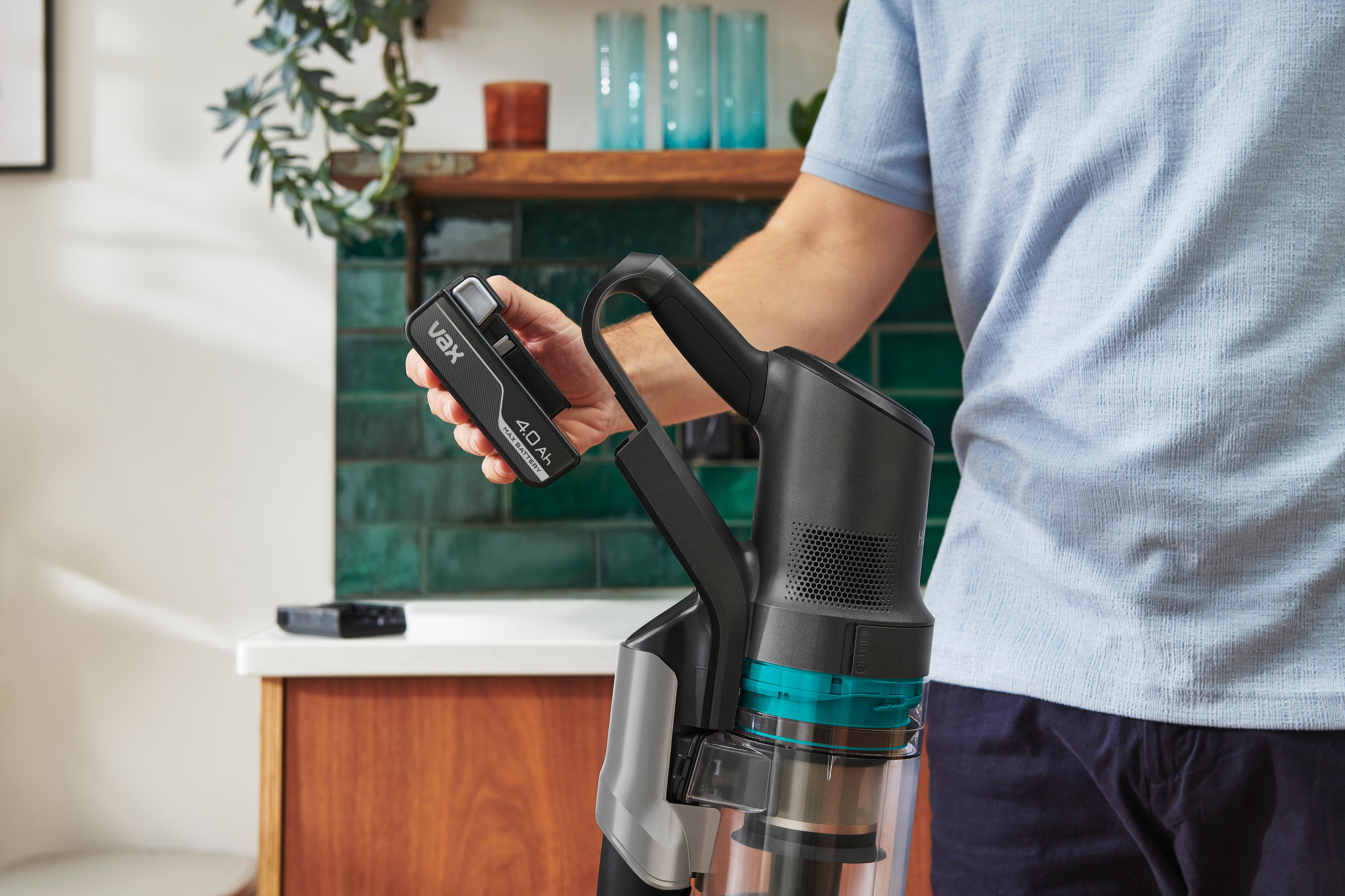 AAAA - HomePro New Product Gallery/HomePro Detect Pet-Design/VAX_HomePro_Detect_Pet-Design_-_Inserting_ONEPWR_battery