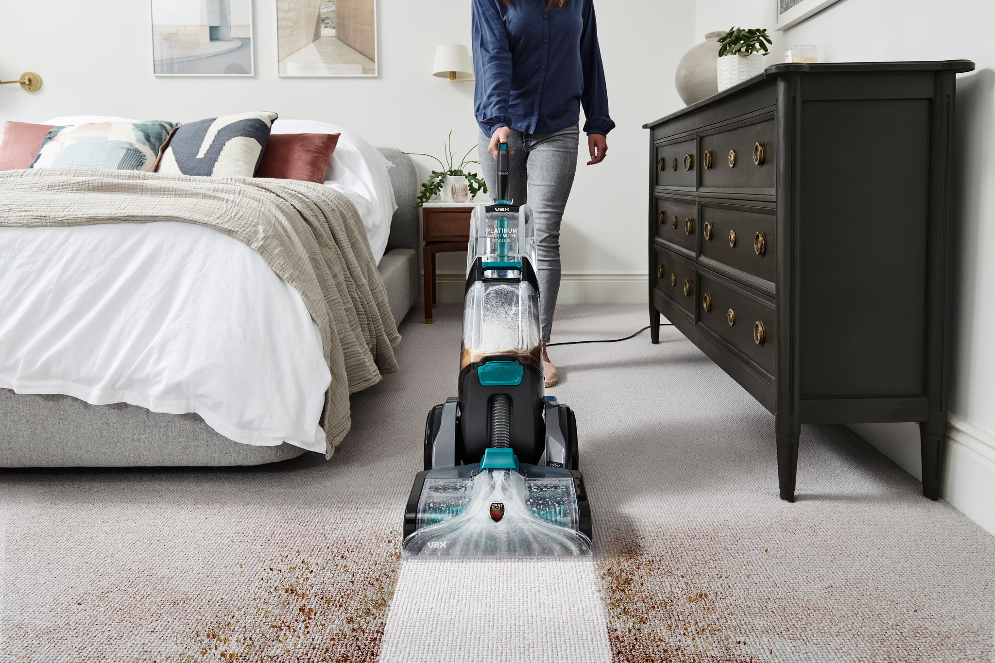 AAAA - HomePro New Product Gallery/SmartWash Pet-Design/VAX_Platinum_SmartWash_Pet-Design_-_In_Use_Front