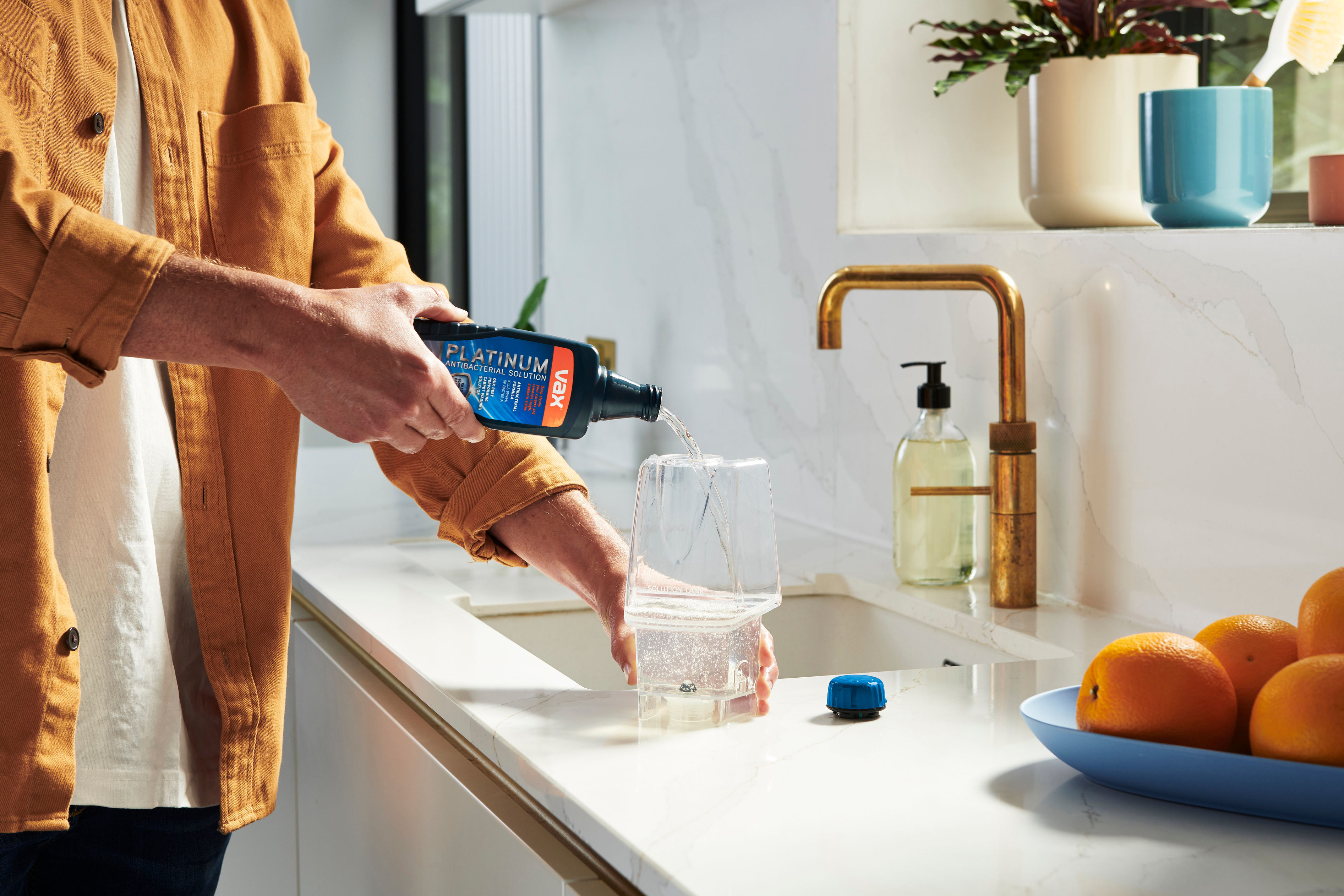 AA - HomePro Web Updates/AAA - New PDP Gallery Content/Carpet Cleaners/SpinScrub Power/VAX_SpinScrub_Power_-_Filling_Up_Solution_Tank_Tiger_Blue